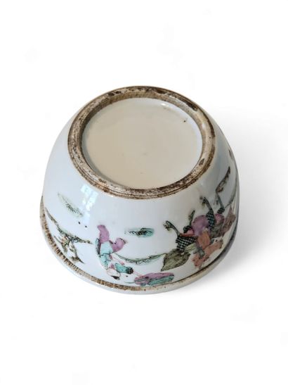 CHINA
Small round polychrome porcelain cricket...
