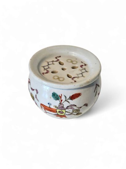 CHINA
Small round polychrome porcelain cricket...