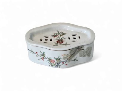 CHINA
Small polychrome porcelain cricket...