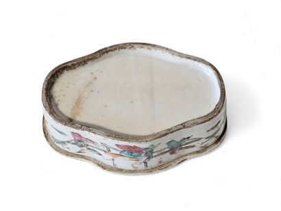 CHINA
Small polychrome porcelain cricket...