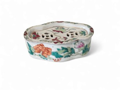 CHINA
Small polychrome porcelain cricket...