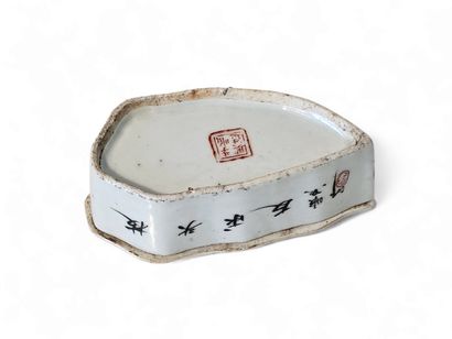 CHINA
Small polychrome porcelain cricket...