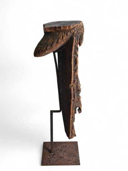 NEW GUINEA 19th century
Pirogue wheel representing
Carved...