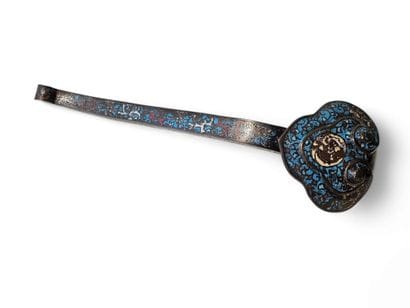 Bronze et émaux cloisonnés polychromes
-...