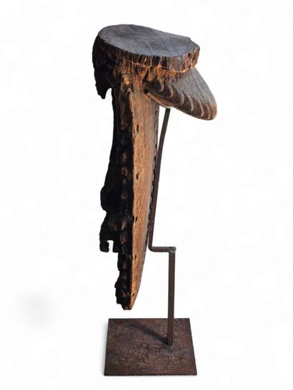 NEW GUINEA 19th century
Pirogue wheel representing
Carved...