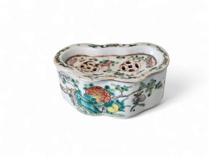 CHINA
Small polychrome porcelain cricket...
