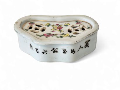 CHINA 
Small polychrome porcelain cricket...