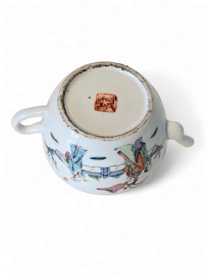 CHINA
Small polychrome porcelain teapot decorated...