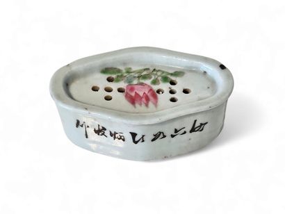 CHINA
Small polychrome porcelain cricket...