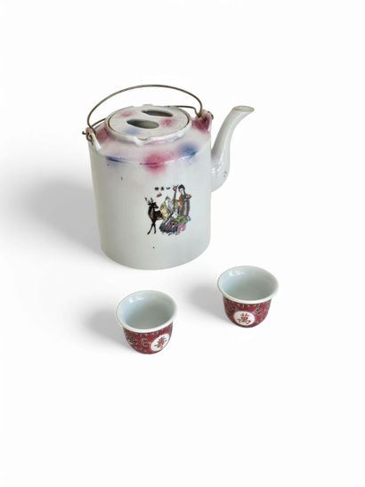 CHINE XXème siècle 
Nécessaire à thé en porcelaine...