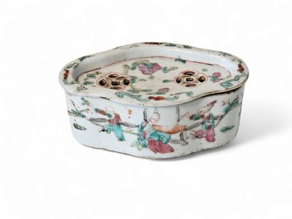 CHINA
Small polychrome porcelain cricket...