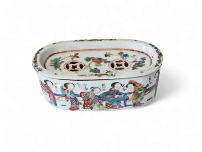 CHINA
Small polychrome porcelain cricket...