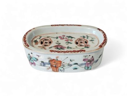 CHINA
Small polychrome porcelain cricket...