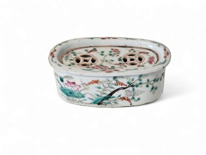 CHINA
Small polychrome porcelain cricket...