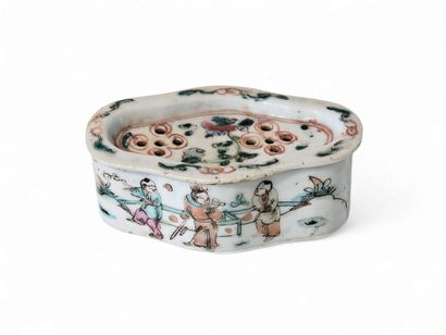 CHINA
Small polychrome porcelain cricket...