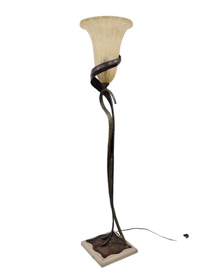 VANDEL Pierre
Metal and glass floor lamp
Missing
Size:...