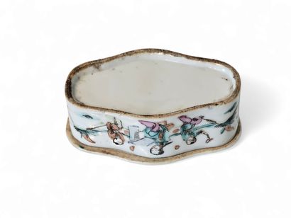 CHINA
Small polychrome porcelain cricket...