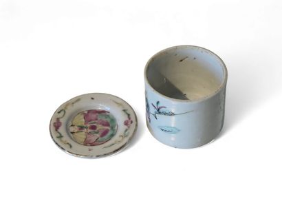 CHINA 
Small round porcelain covered ink...