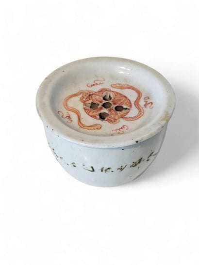 CHINA
Small round cricket box in polychrome...