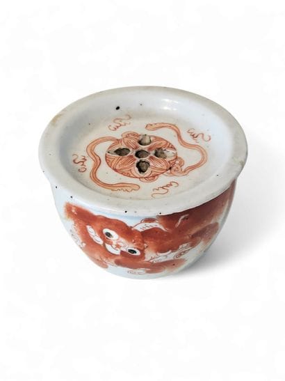 CHINA
Small round cricket box in polychrome...