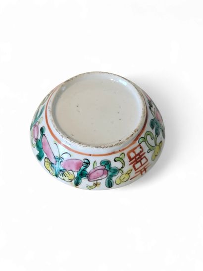 CHINA 
Round polychrome porcelain bombonniere...