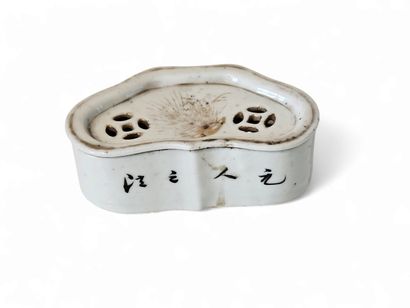 CHINA
Small polychrome porcelain cricket...