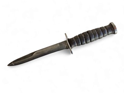 WHITE GUN
USM3 combat dagger,leather disc...