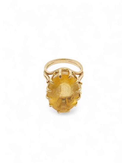Cocktail ring in yellow gold 750° set with...