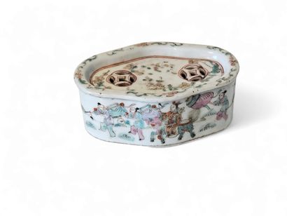 CHINA
Small polychrome porcelain cricket...