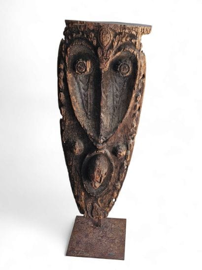 NEW GUINEA 19th century
Pirogue wheel representing
Carved...