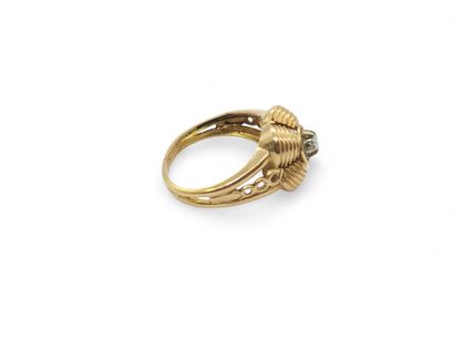 BAGUE en or gris 750° guilloché et chaton...