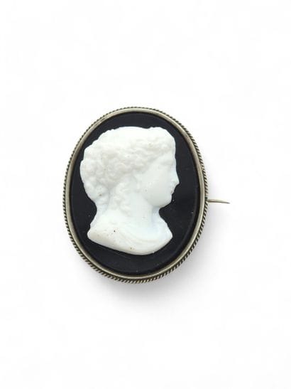 BROCHE camée oblongue figurant un profil...