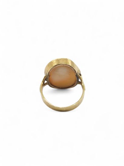 BAGUE en or jaune 750° ornée d'un camée coquille...