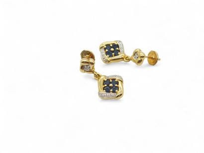 TRAVAIL MODERNE
Paire de boucles d'oreilles...