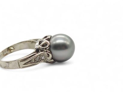 BAGUE en or gris 750° et platine 950° ornée...