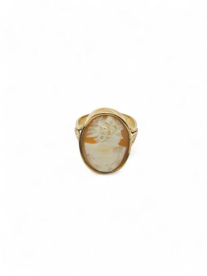 BAGUE en or jaune 750° ornée d'un camée coquille...