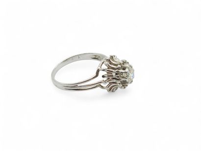 BAGUE en or gris 750° et platine 950° ornée...