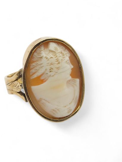 BAGUE en or jaune 750° ornée d'un camée coquille...