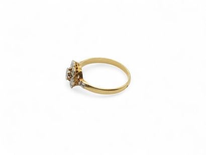TRAVAIL FRANCAIS
Bague marguerite en or deux...