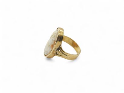BAGUE en or jaune 750° ornée d'un camée coquille...