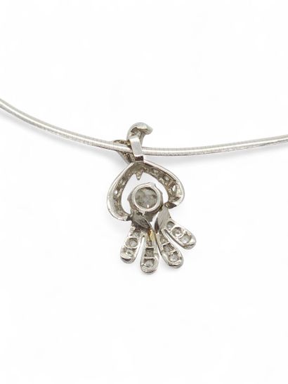 CHAINE en or gris 750° accompagnée d'un pendentif...