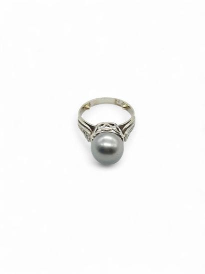 BAGUE en or gris 750° et platine 950° ornée...