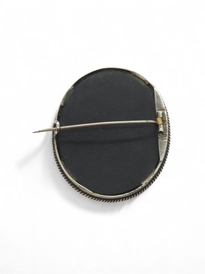 BROCHE camée oblongue figurant un profil...