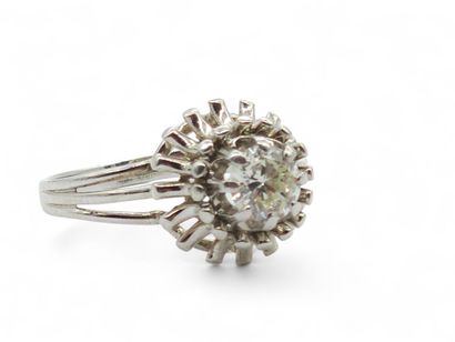 BAGUE en or gris 750° et platine 950° ornée...