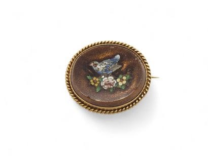 BROCHE en or jaune 750° ornée d'une micro-mosaïque...