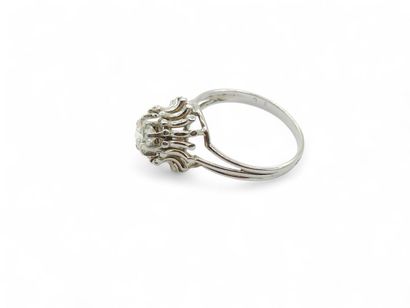BAGUE en or gris 750° et platine 950° ornée...
