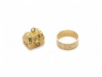 LOT D'OR 750° comprenant : 
Alliance guillochée...
