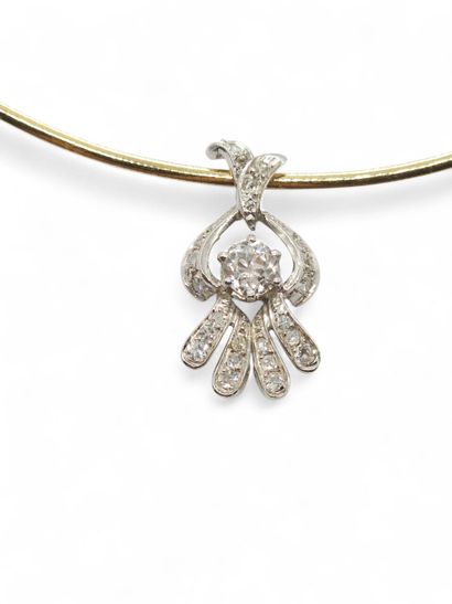 CHAINE en or gris 750° accompagnée d'un pendentif...