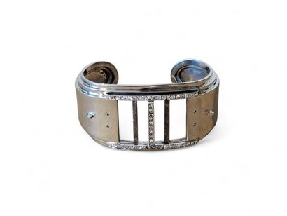 TRAVAIL Français 
Important bracelet rigide...