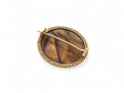 BROCHE en or jaune 750° ornée d'une micro-mosaïque...